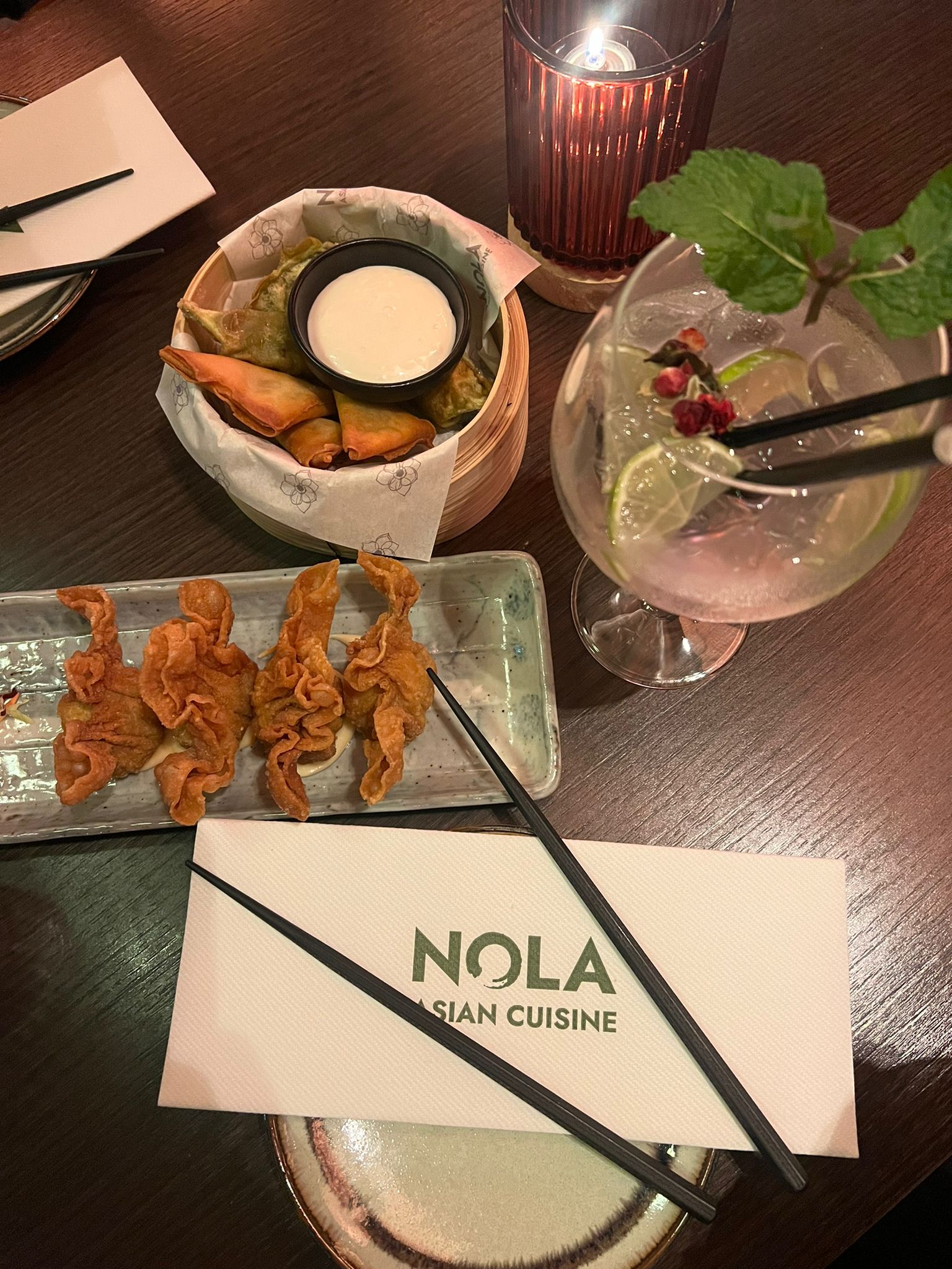 Eten met chopsticks bij restaurant Nola in Weesp